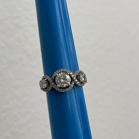 14k white gold moissanite ring size 7 - Picture 7 of 11